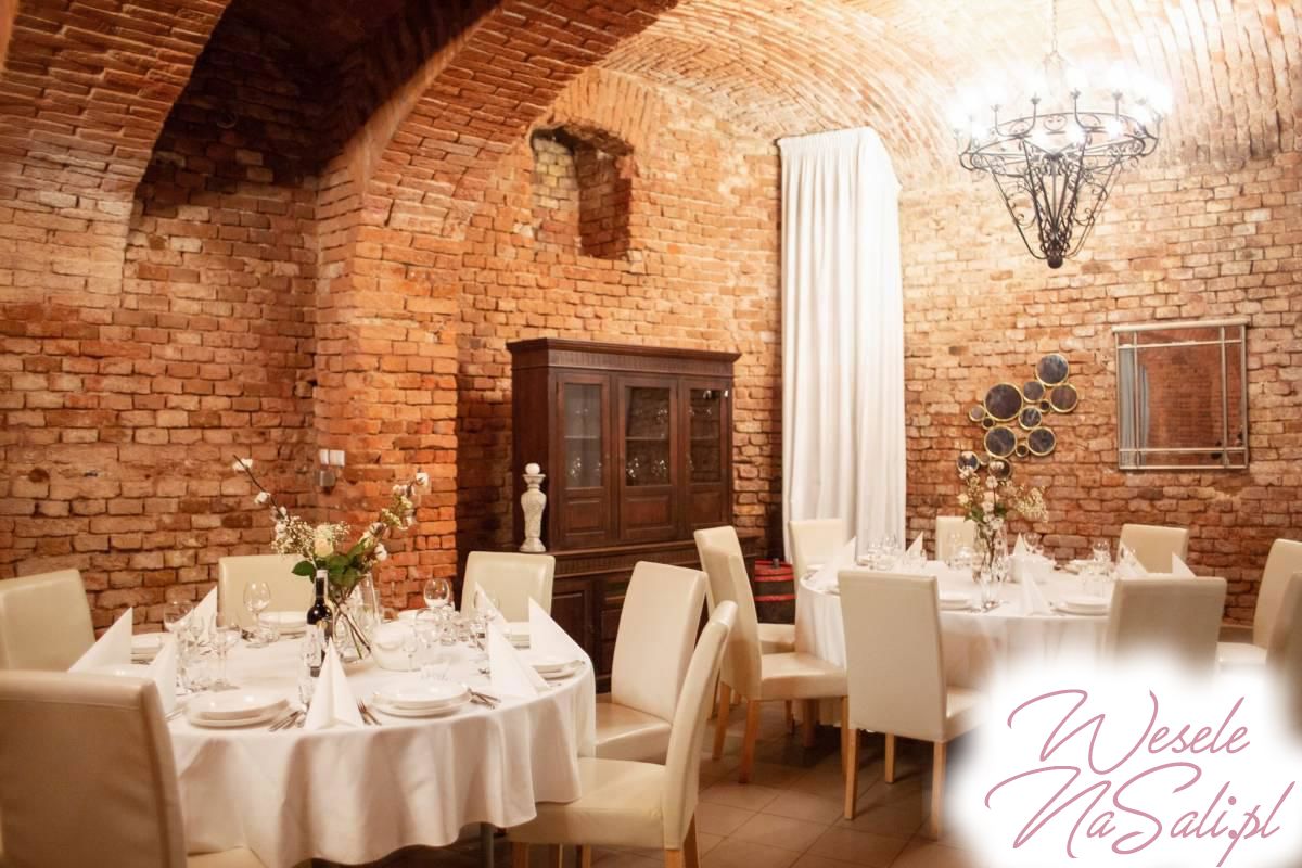 Pół na Pół Tarnów - włoska restauracja, sala z noclegiem